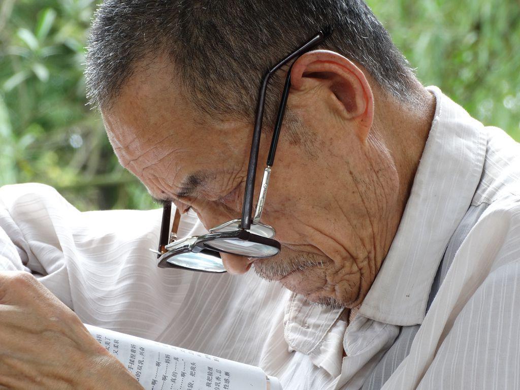 “老花眼”誰都避不開，哪些癥狀說明眼睛提前“花”了？